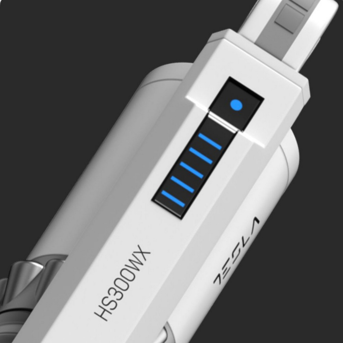 Un banco de energía blanco y plateado con un puerto USB y un indicador de nivel de energía azul.