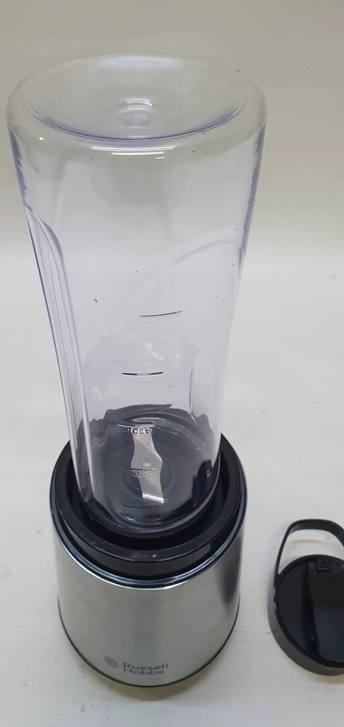 Ein Mixer mit transparentem Behälter auf weißer Oberfläche.