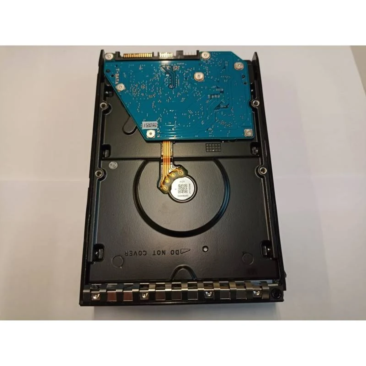 Widok wewnętrzny dysku twardego, pokazujący płytkę obwodu i komponenty.