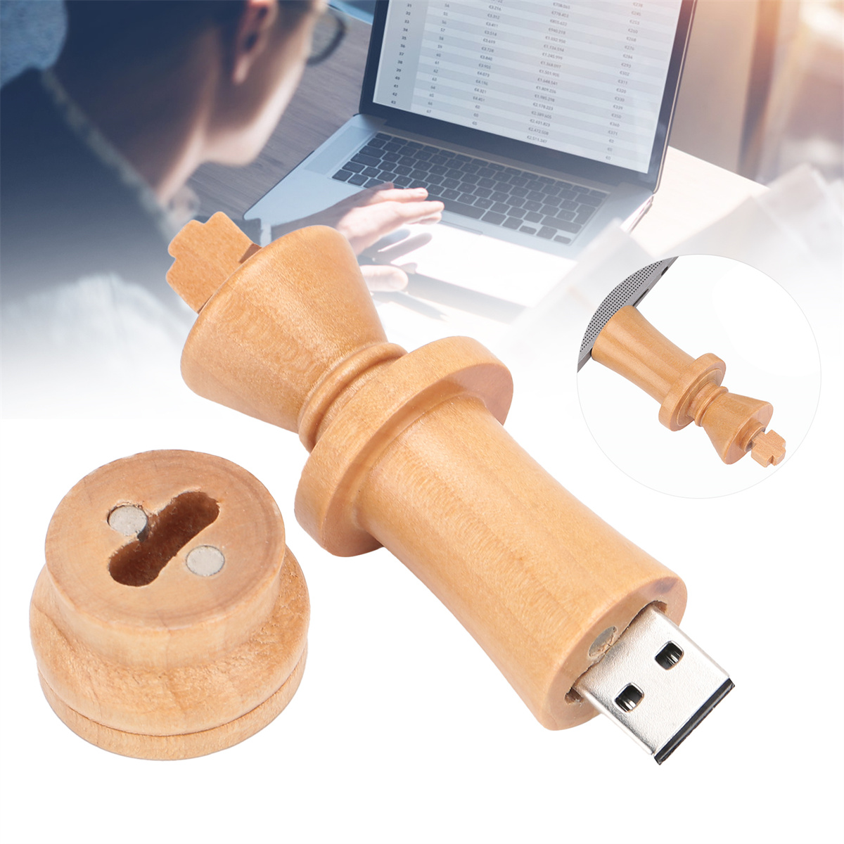 USB-Stick aus Holz in Form einer Schachfigur, plus ein zusätzliches Teil. Weißer Hintergrund.