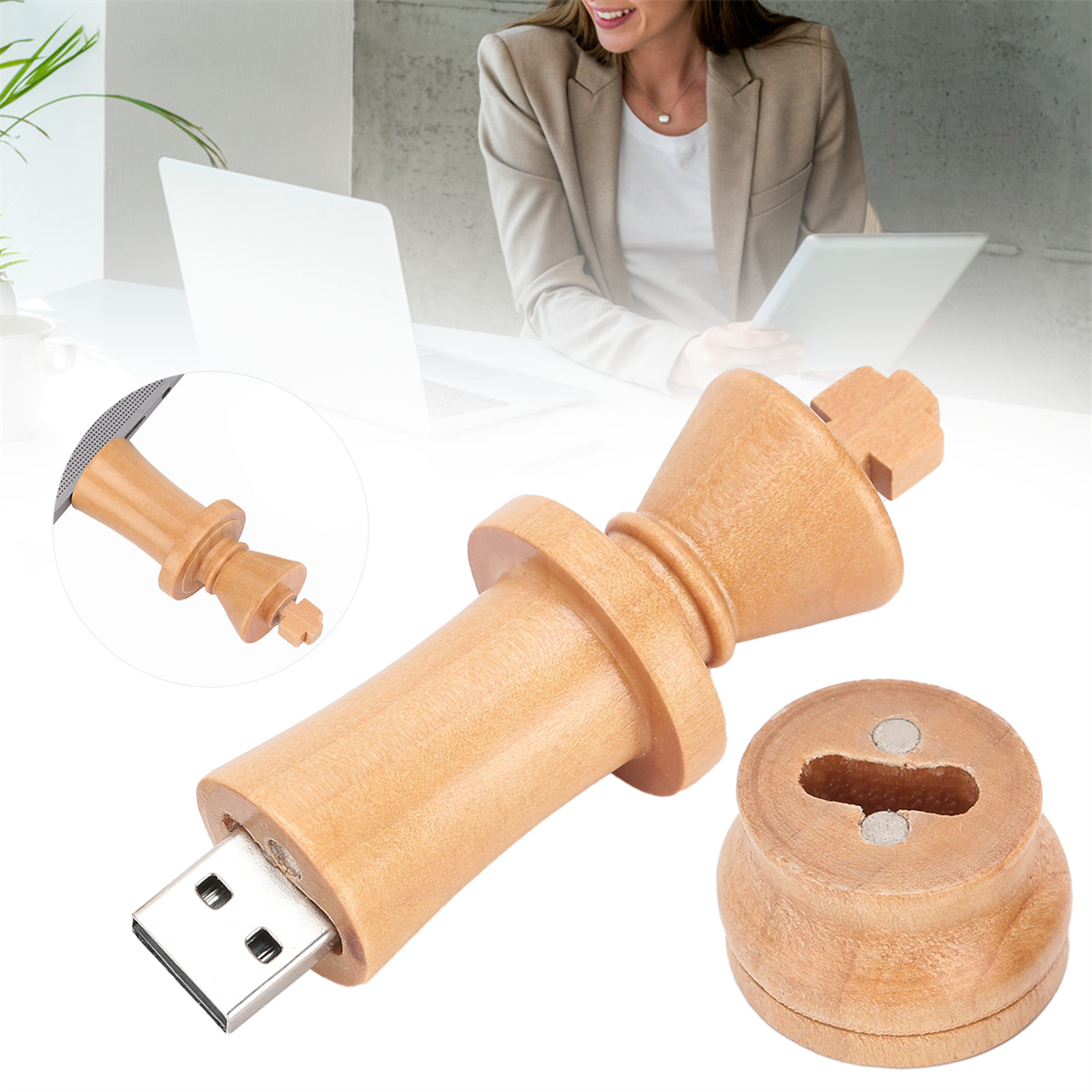 USB-Stick in Form eines Holz-Königs. Eine Frau und ein Laptop im Hintergrund.