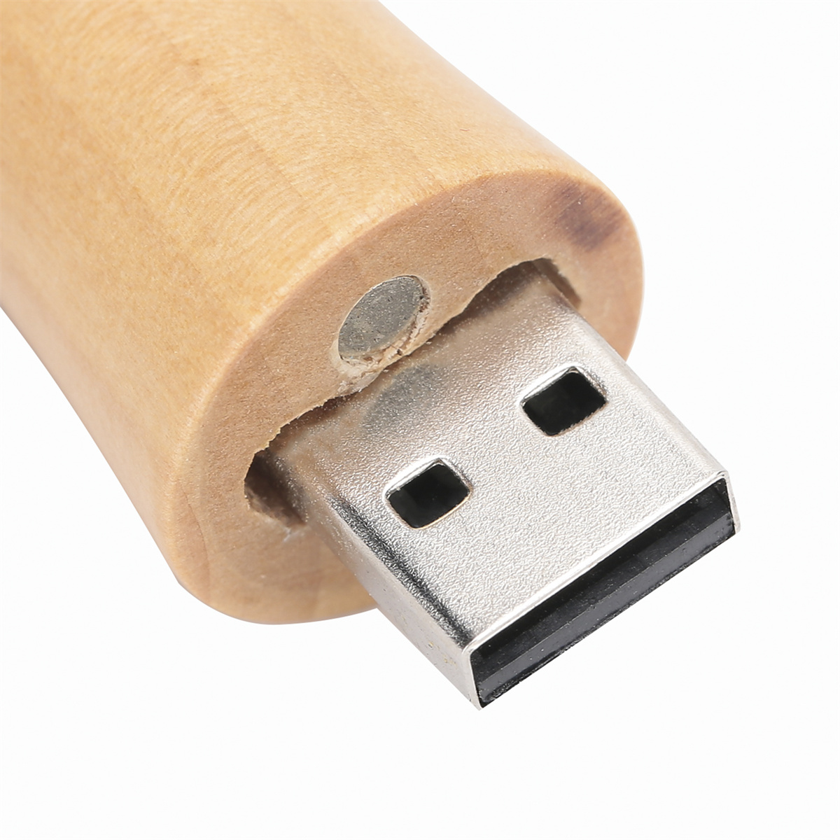 Ein USB-Stick aus Holz mit silbernem Anschluss.