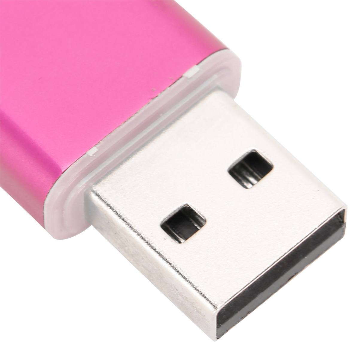 Nahaufnahme eines rosa USB-Laufwerk-Anschlusses. Der Anschluss ist silberfarben.
