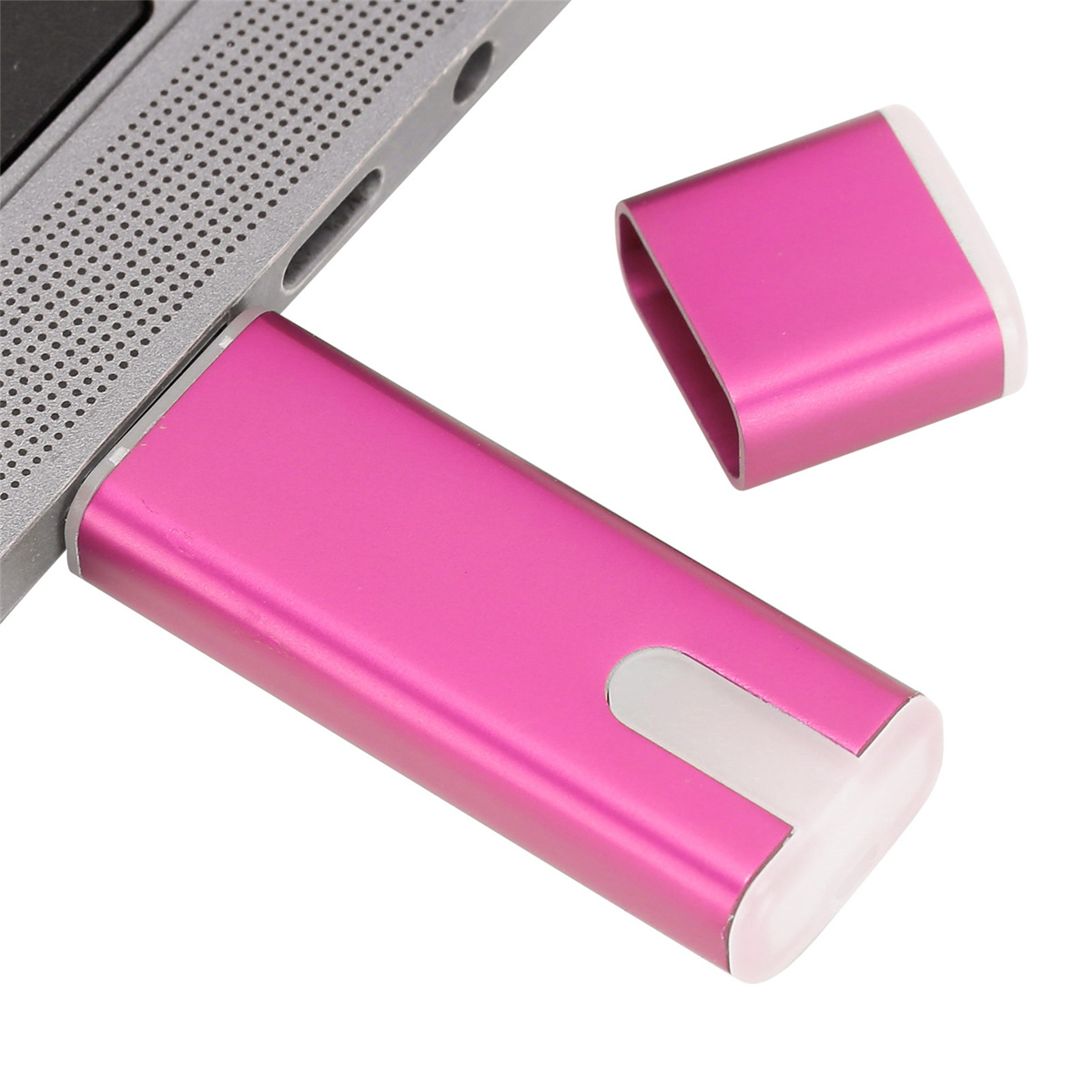 Rosa USB-Stick, teilweise in einen Laptop gesteckt. Die Kappe ist abgenommen und in der Nähe.