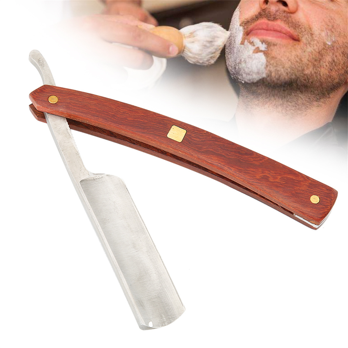 Ein offenes Rasiermesser mit Holzgriff liegt neben einem Gesicht, das rasiert wird.