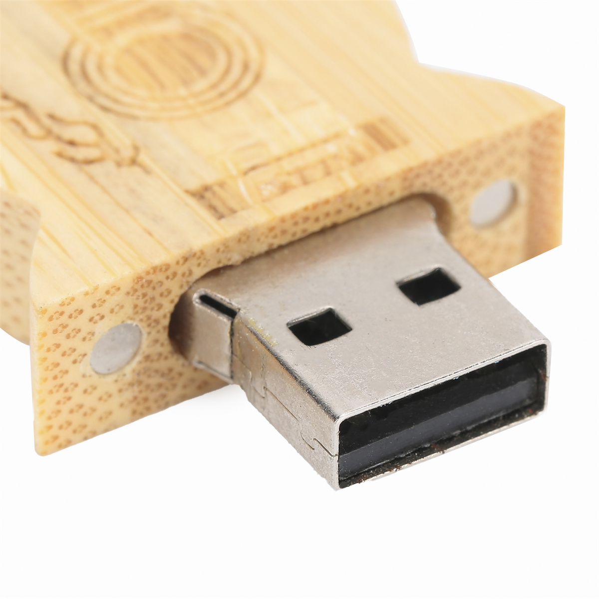 USB-Stick aus Holz, Nahaufnahme. Bambus-Stil mit USB-Anschluss. Weißer Hintergrund.