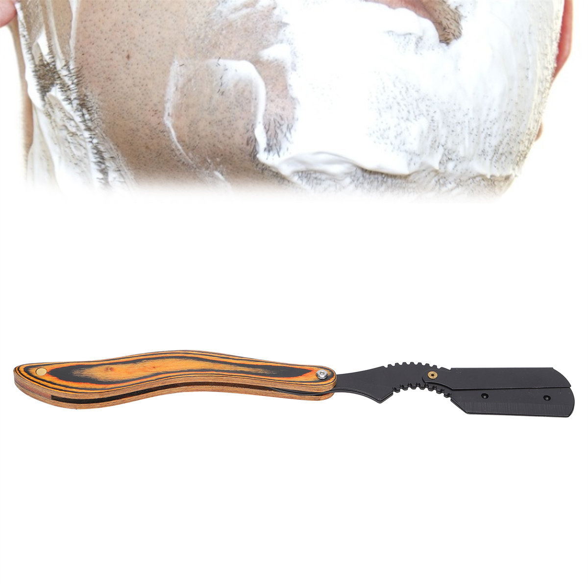 Ein Barbier rasiert das Gesicht eines Mannes mit einem Rasiermesser, Schaum sichtbar, Nahaufnahme.