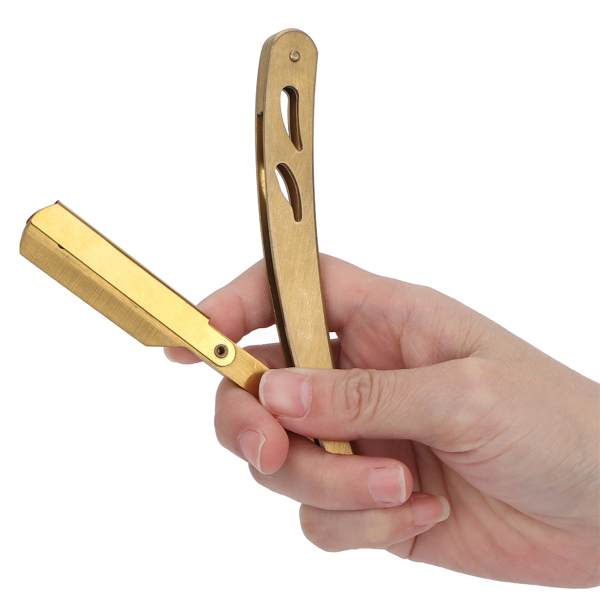 Eine Hand, die einen goldenen Rasierer hält. Der Rasierer ist geöffnet und einsatzbereit. Der Hintergrund ist eine weiße Oberfläche.