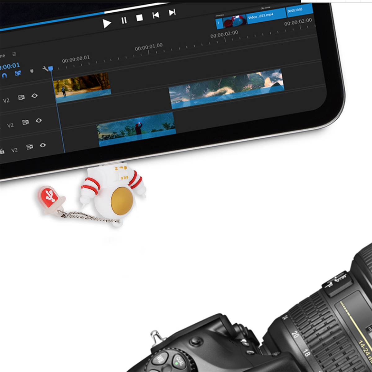 USB-Stick in Astronautenform neben Tablet und Kamera.