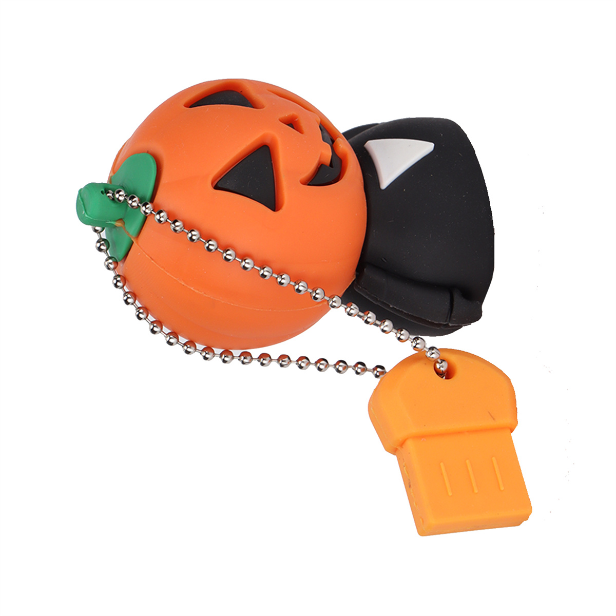 Oranger Kürbis-USB-Stick mit schwarzem Hexenhut und silberner Kette. Weißer Hintergrund.