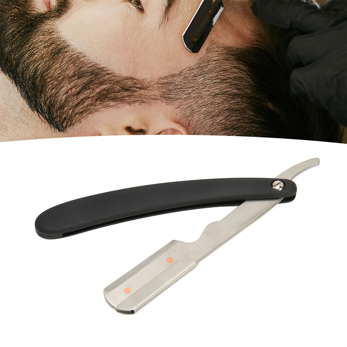 Ein Friseur rasiert den Bart eines Mannes mit einem Rasiermesser. Das Rasiermesser ist offen.