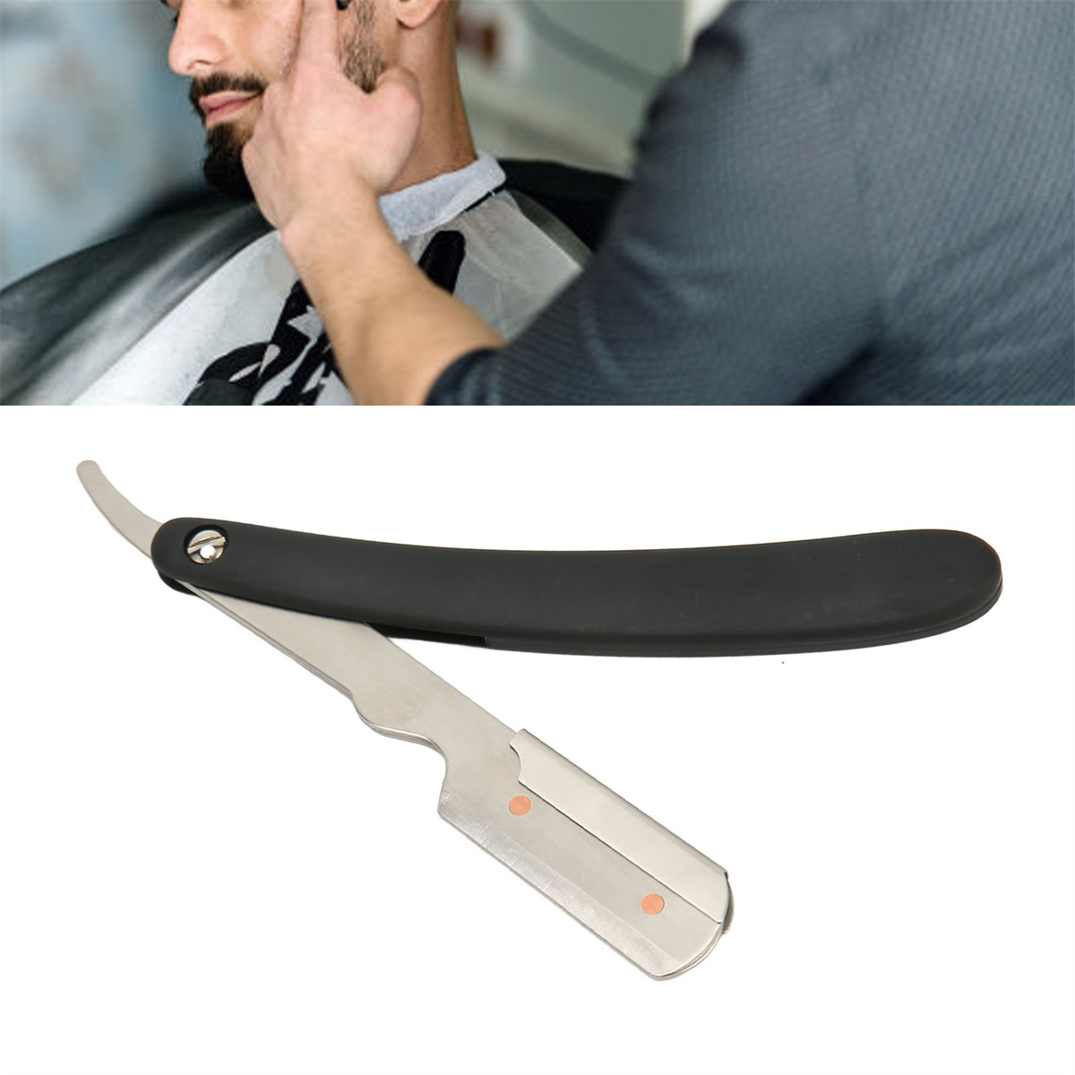 Friseur rasiert Kunden mit einem Rasiermesser. Im Vordergrund ein schwarzes Rasiermesser.
