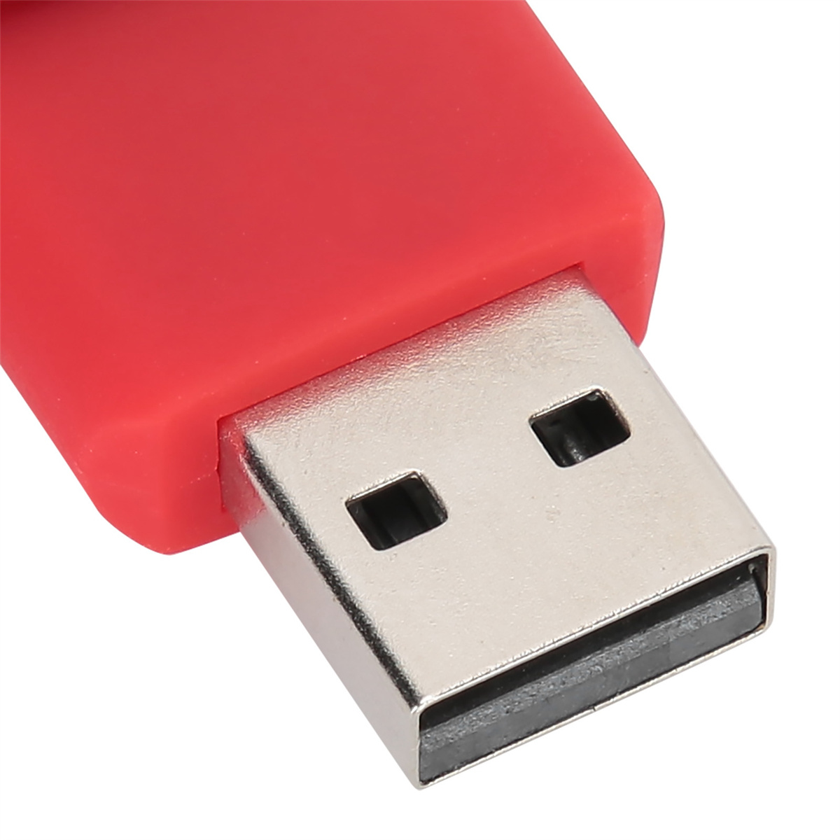 Roter USB-Stick mit silbernem Stecker. Der Stick ist vor weißem Hintergrund.