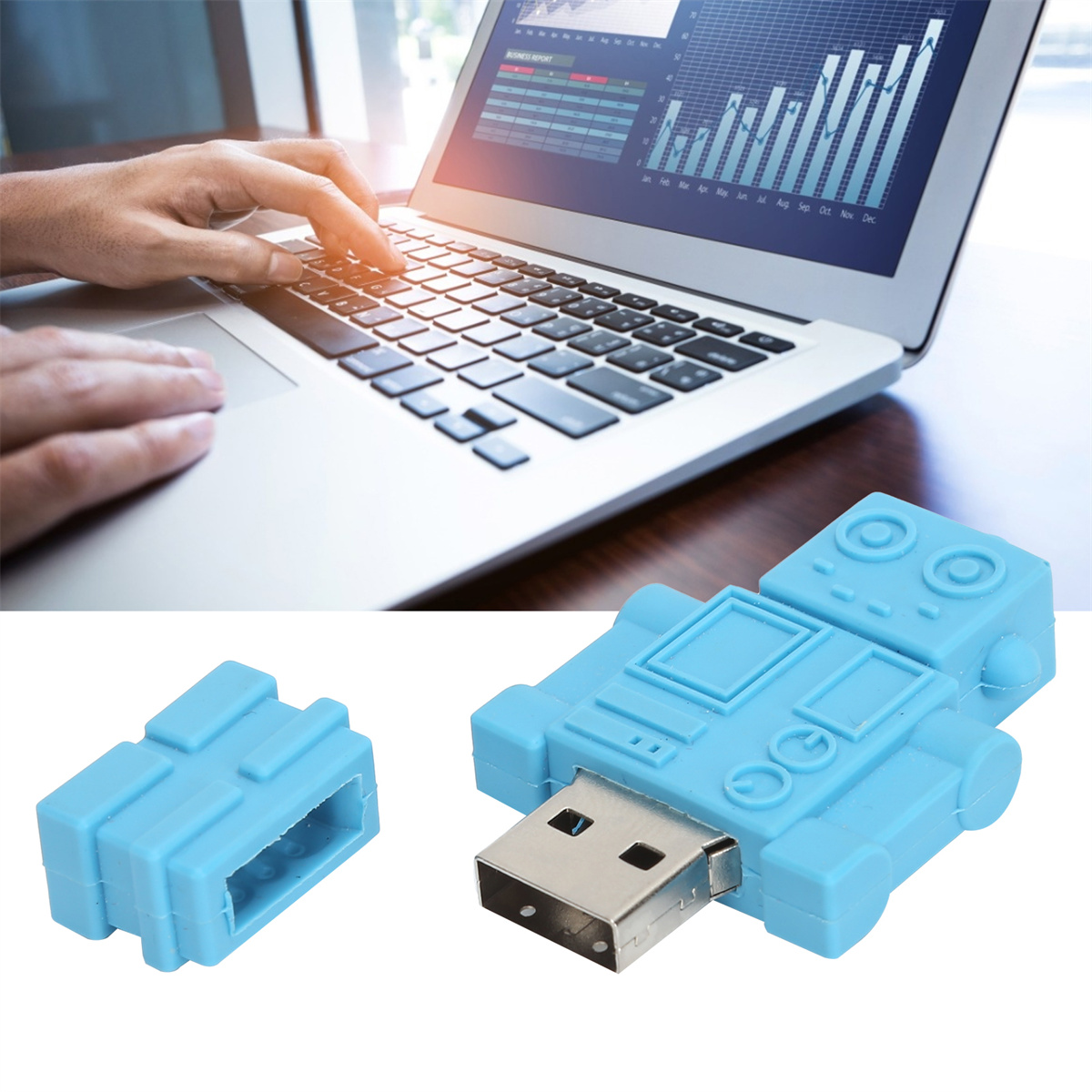 Eine Person benutzt einen Laptop. Ein blauer, roboterförmiger USB-Stick liegt auf dem Tisch.