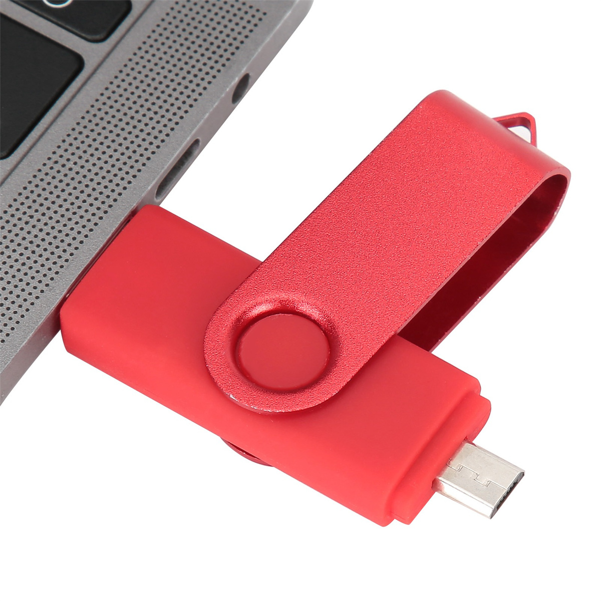 Roter USB-Stick an Laptop. Der Stick hat eine Klappabdeckung.