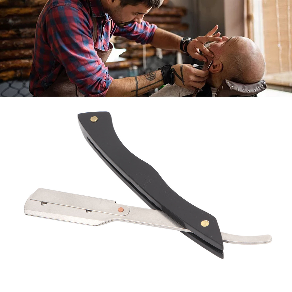 Ein Barbier rasiert einen Mann. Davor ist ein offenes Rasiermesser mit schwarzem Griff.
