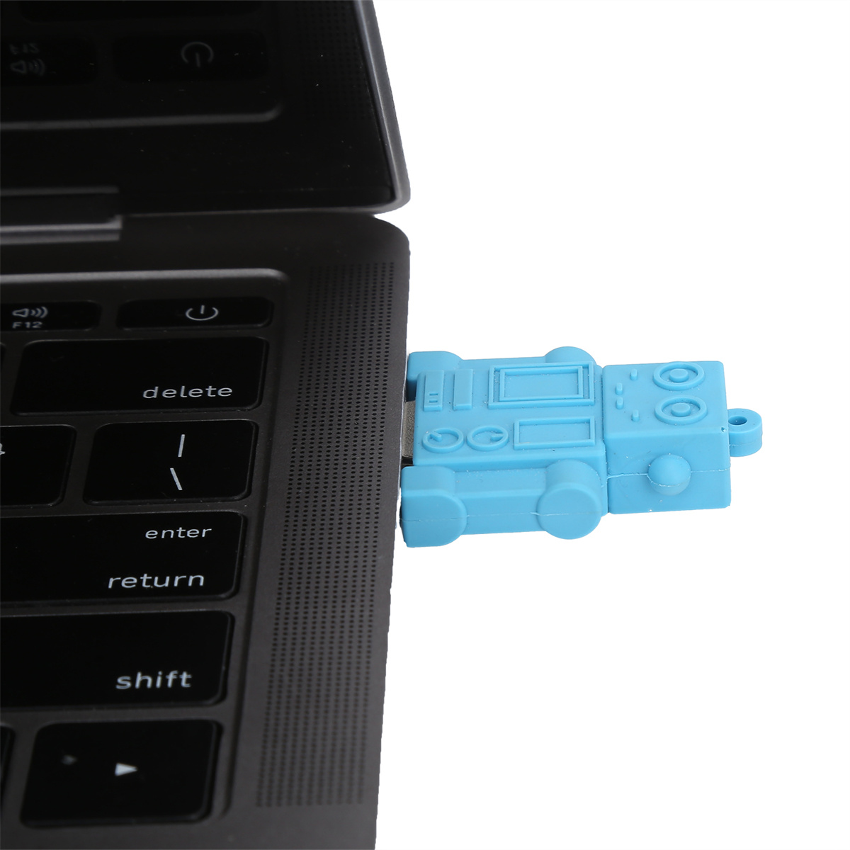 Ein blauer Roboter-USB-Stick, der in einen schwarzen Laptop gesteckt wird.