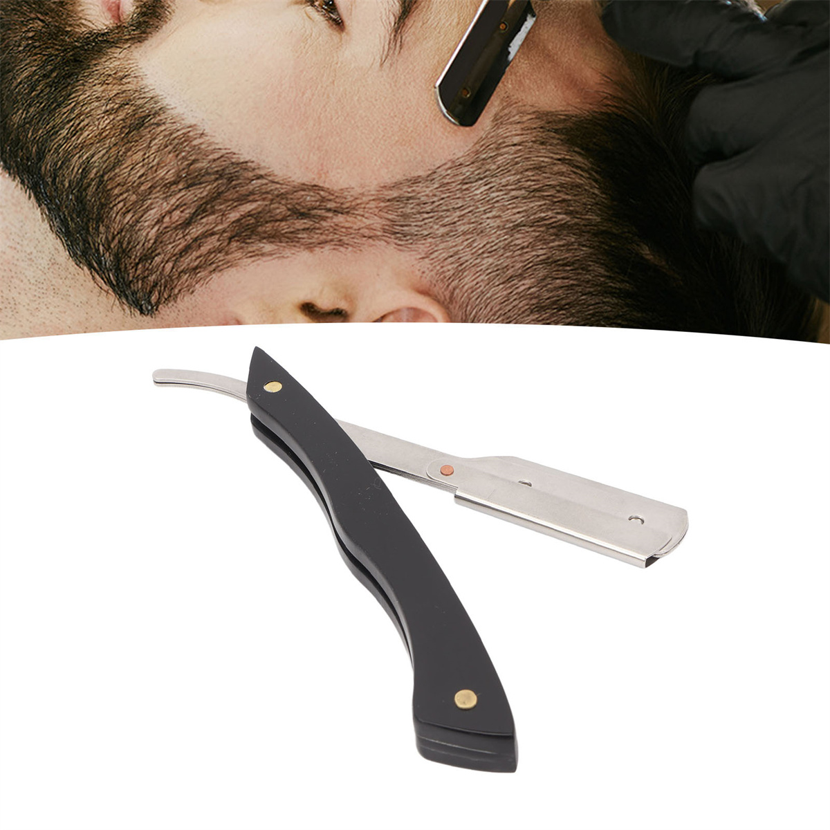 Ein Friseur rasiert den Bart eines Mannes mit einem Rasiermesser. Rasiermesser und Griff sind sichtbar.