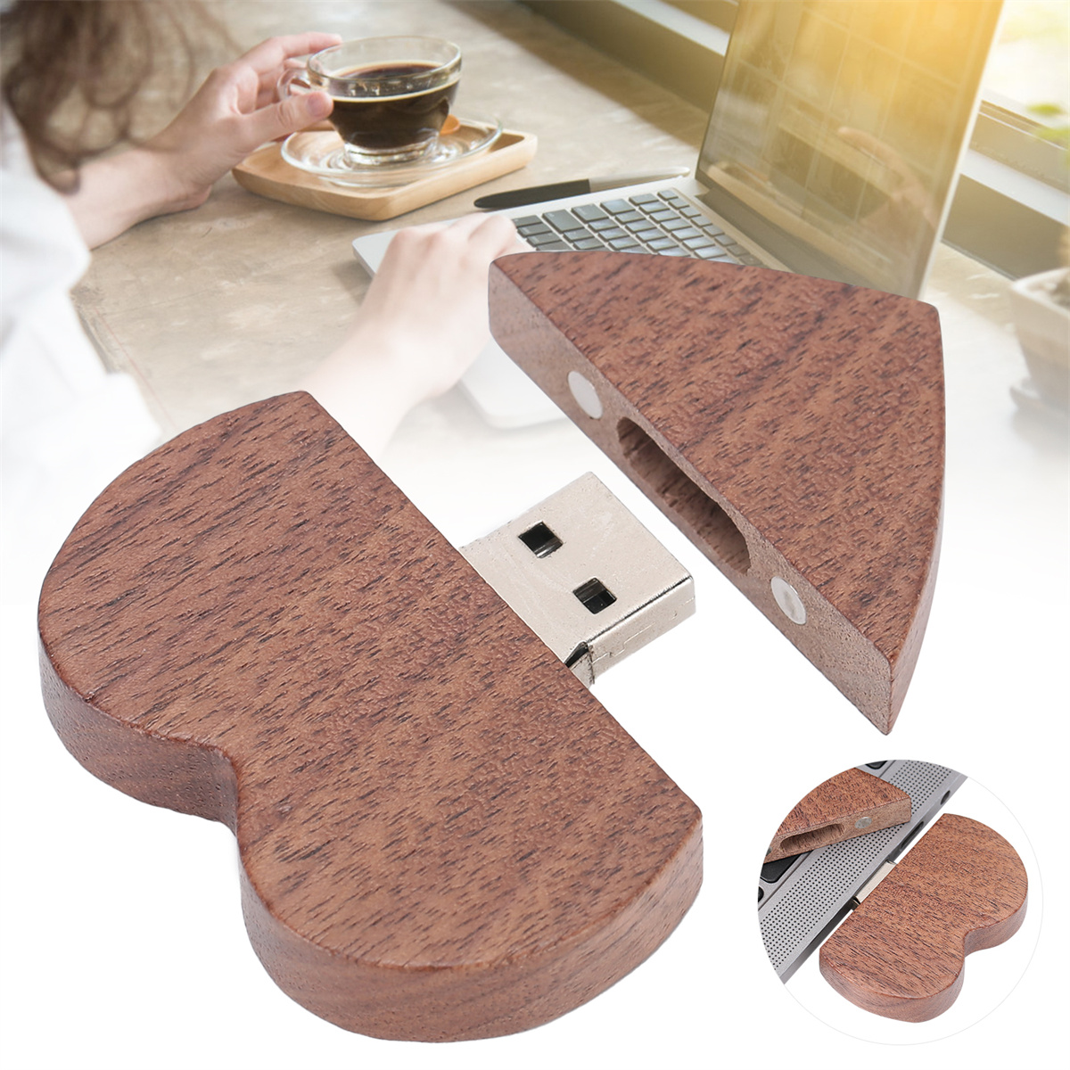 USB-Stick aus Holz mit zwei Hälften, in der Nähe eines Laptops und einer Kaffeetasse.