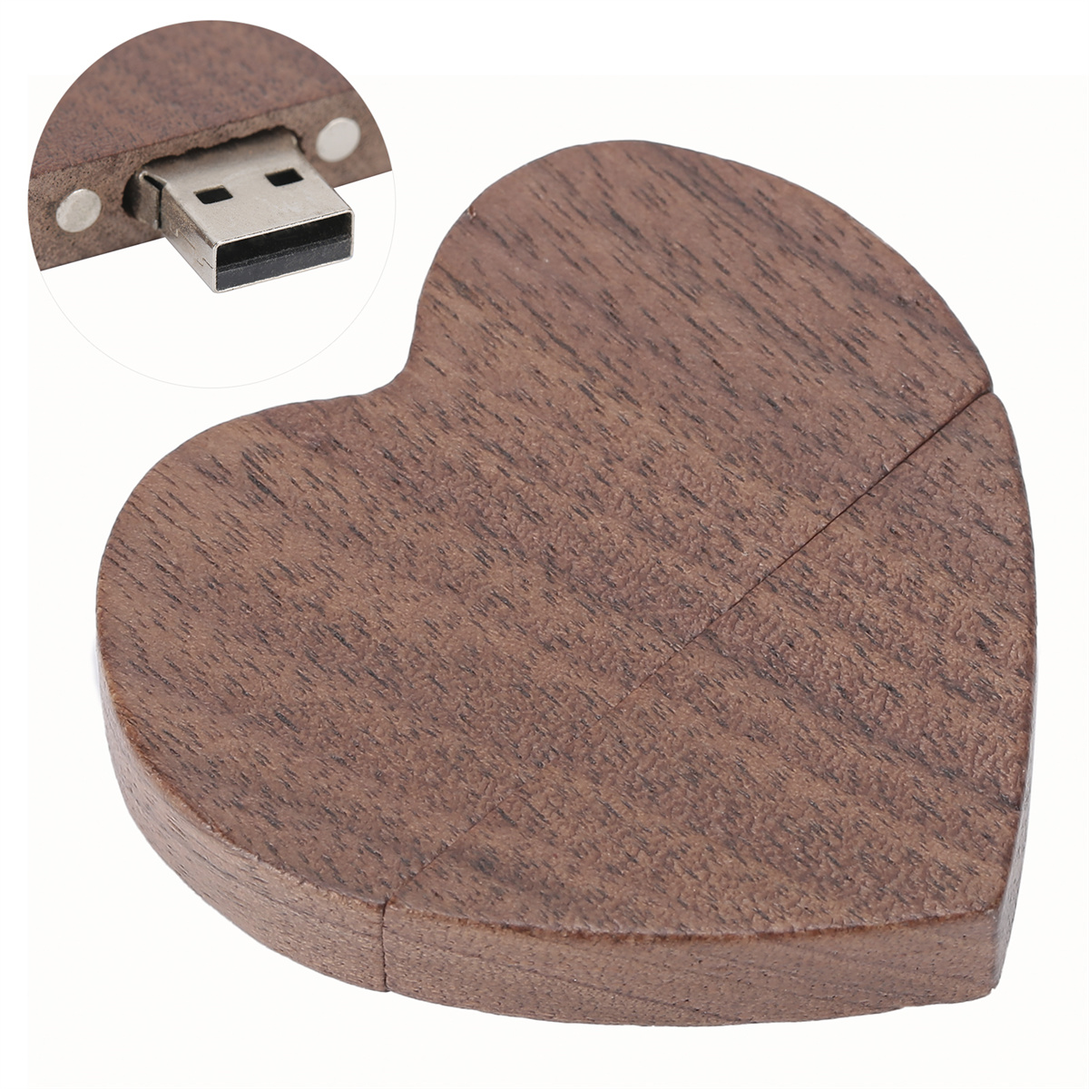 Herzförmiger USB-Stick aus Holz. Nahaufnahme zeigt USB-Anschluss. Holz hat Maserung.