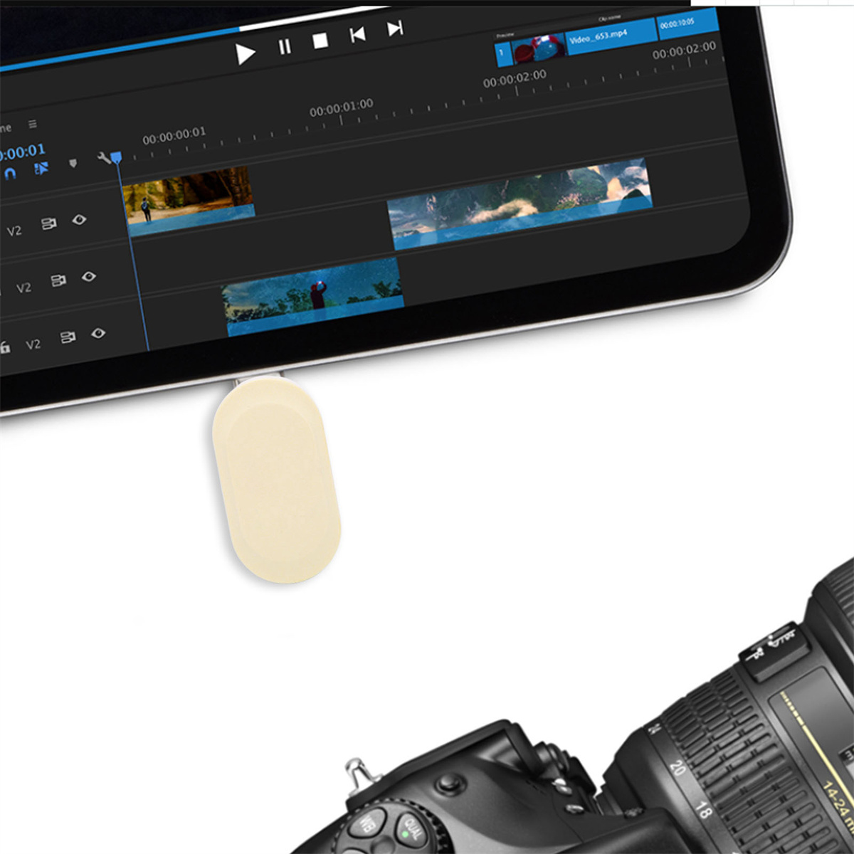 Ein Tablet zeigt eine Videoschnittstelle, mit angeschlossenem USB-Laufwerk und Kamera im Vordergrund.