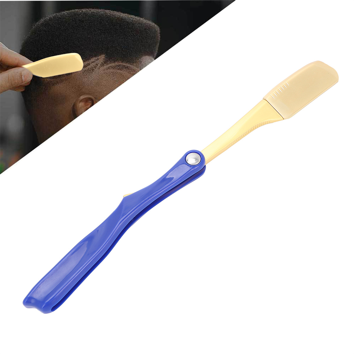 Ein blau-gelbes Friseurmesser mit beiger Klingenschutzhülle, das an den Haaren eines Mannes verwendet wird.