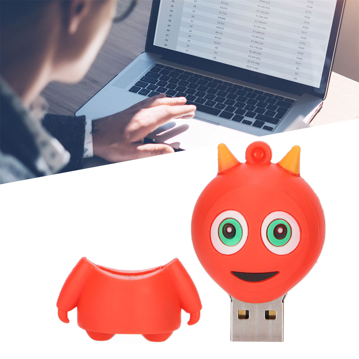 Eine Person benutzt einen Laptop, ein roter Monster-USB-Stick und eine kleinere Version.