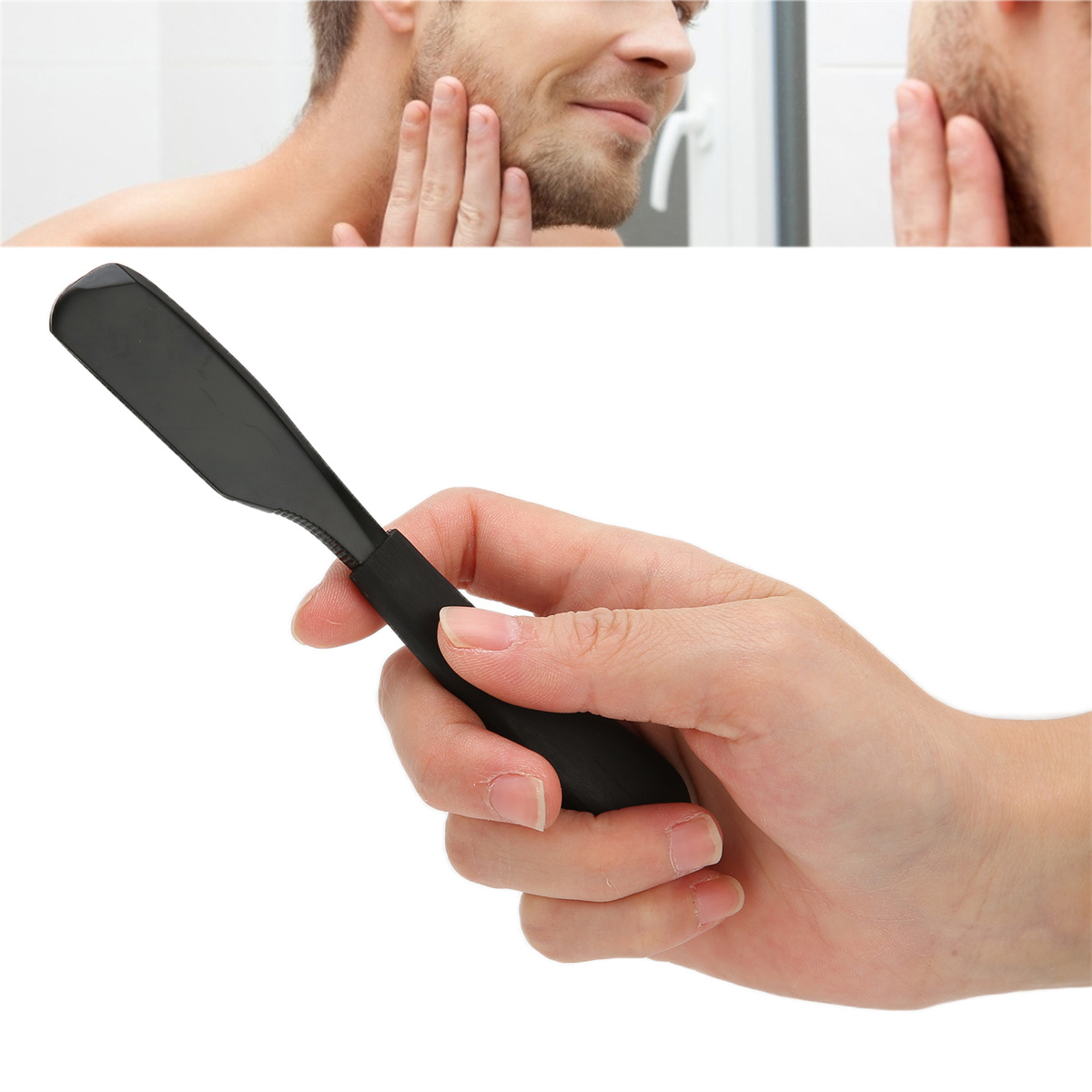 Mann schaut in den Spiegel. Ein schwarzes Rasiermesser wird in der Hand gehalten. Weißer Hintergrund.