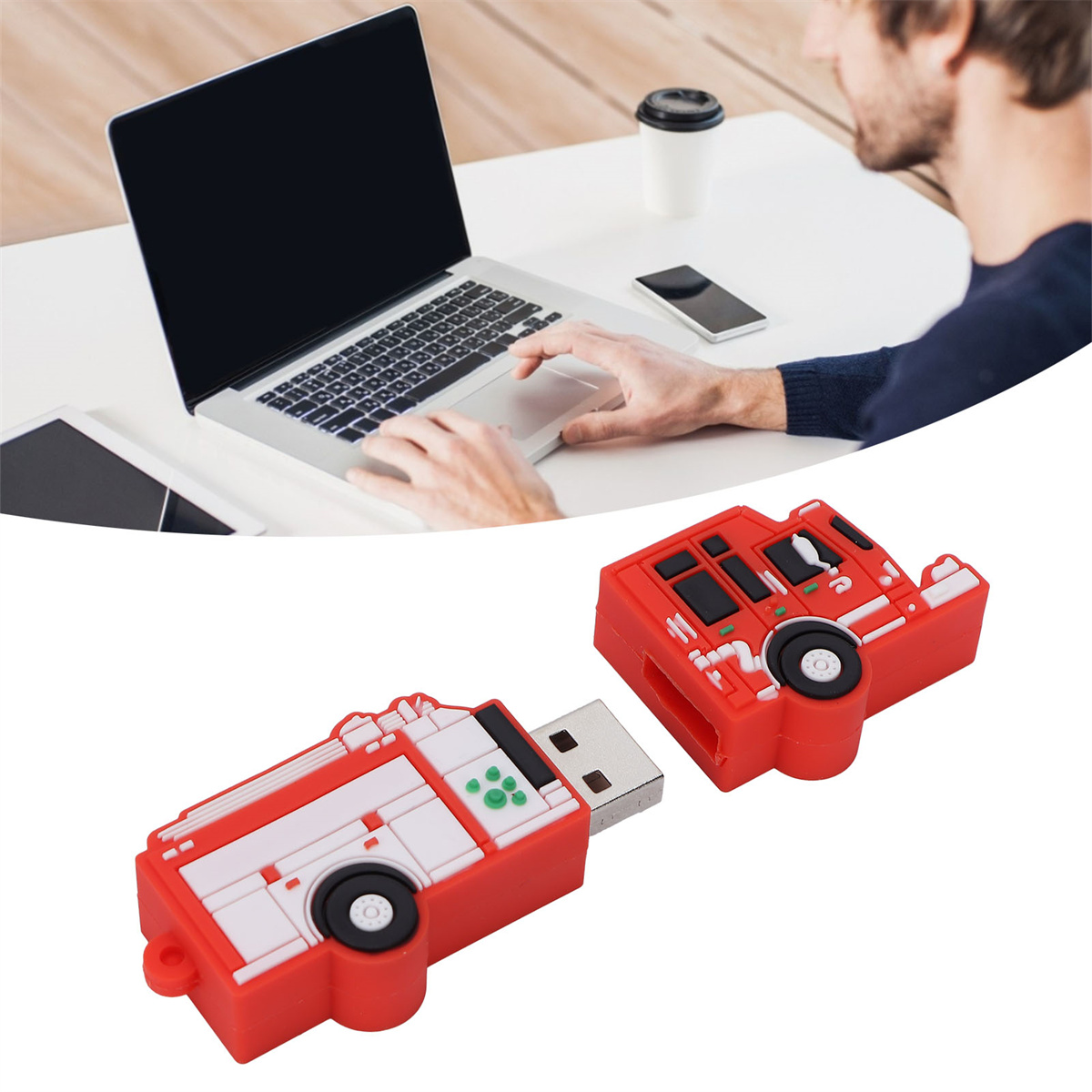 Eine Person benutzt einen Laptop. Rote USB-Sticks in Form von Feuerwehrautos liegen auf dem Tisch.