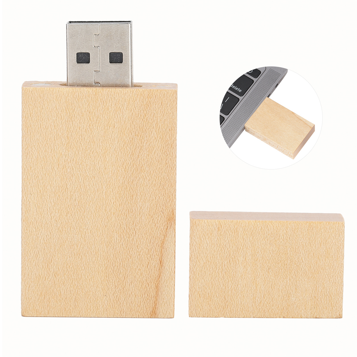Ein USB-Stick aus Holz in rechteckiger Form, mit einem silbernen USB-Anschluss.