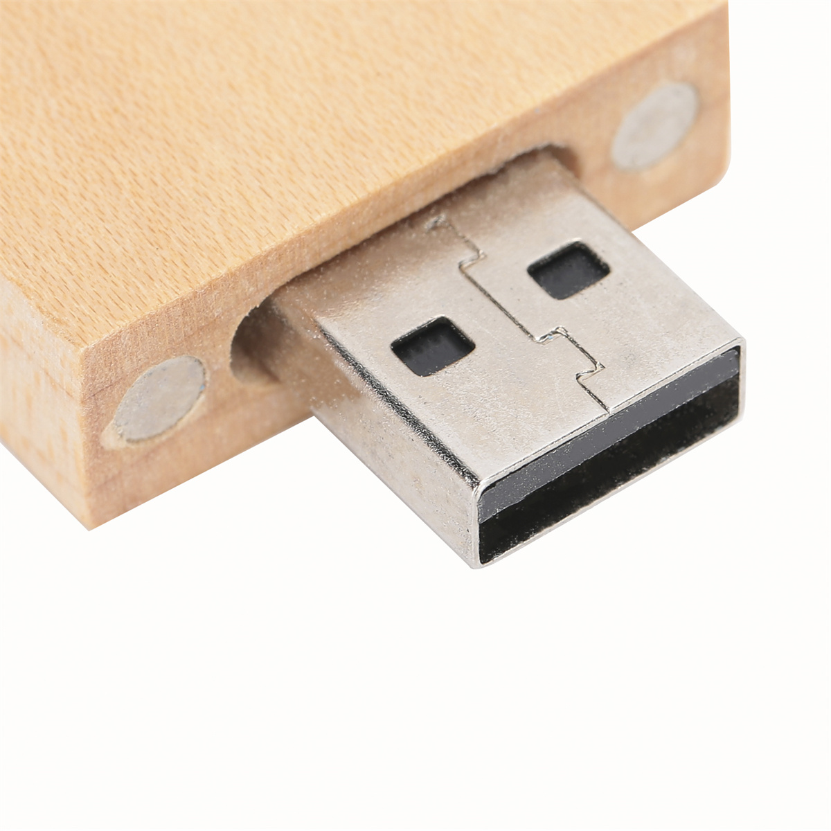 Ein USB-Stick aus Holz mit einem silbernen USB-Anschluss wird aus der Nähe gezeigt. Das Holz hat eine natürliche Maserung.