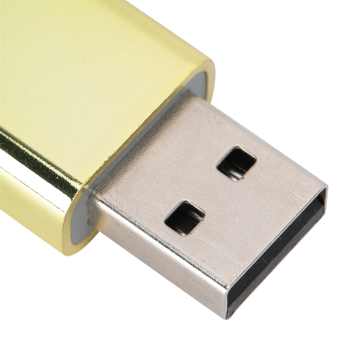 Ein goldfarbener USB-Anschluss mit silberfarbener Schnittstelle.
