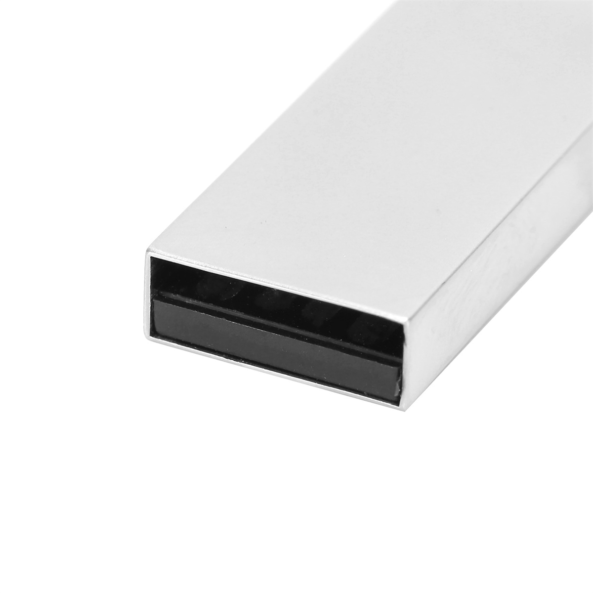 Silberner USB-Stick mit schwarzer Schnittstelle auf weißer Oberfläche.