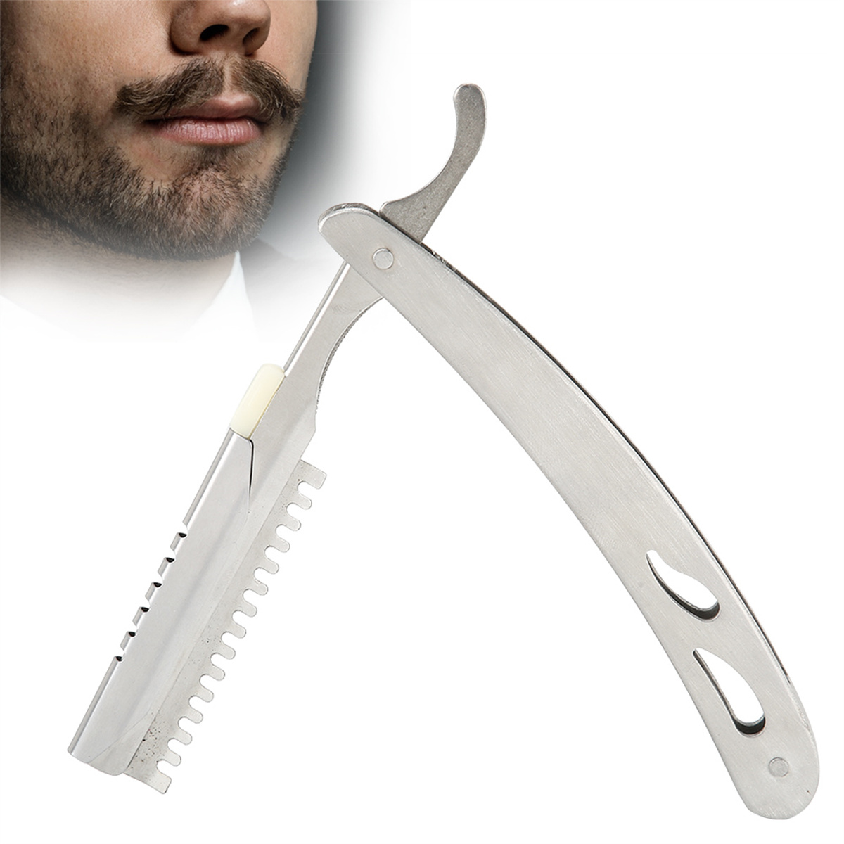 Ein silbernes Rasiermesser, geöffnet, zeigt die Klinge. Ein Schnurrbart des Mannes befindet sich oben links.