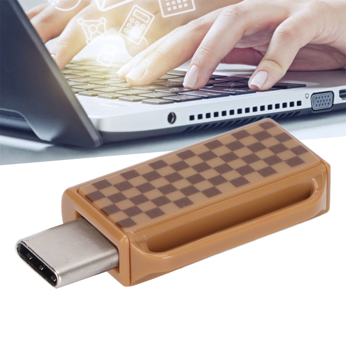 Ein brauner USB-Adapter auf weißem Hintergrund. Im Hintergrund bedient eine Person einen Laptop.