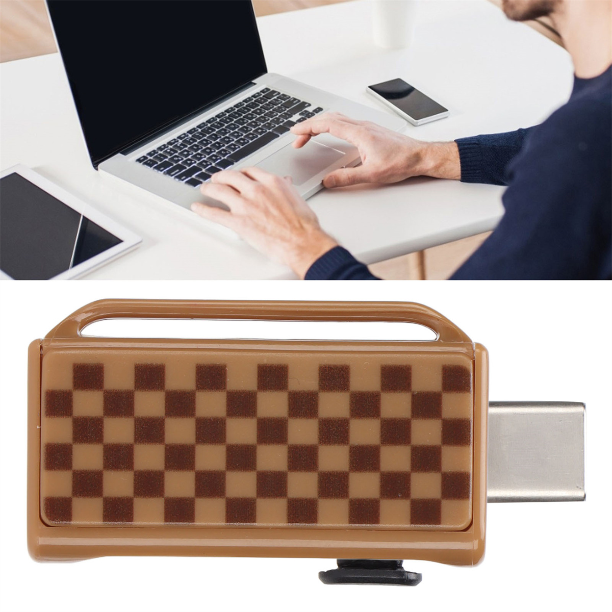 Eine Person benutzt einen Laptop. Darunter wird ein brauner und karierter USB-C-Adapter angezeigt.