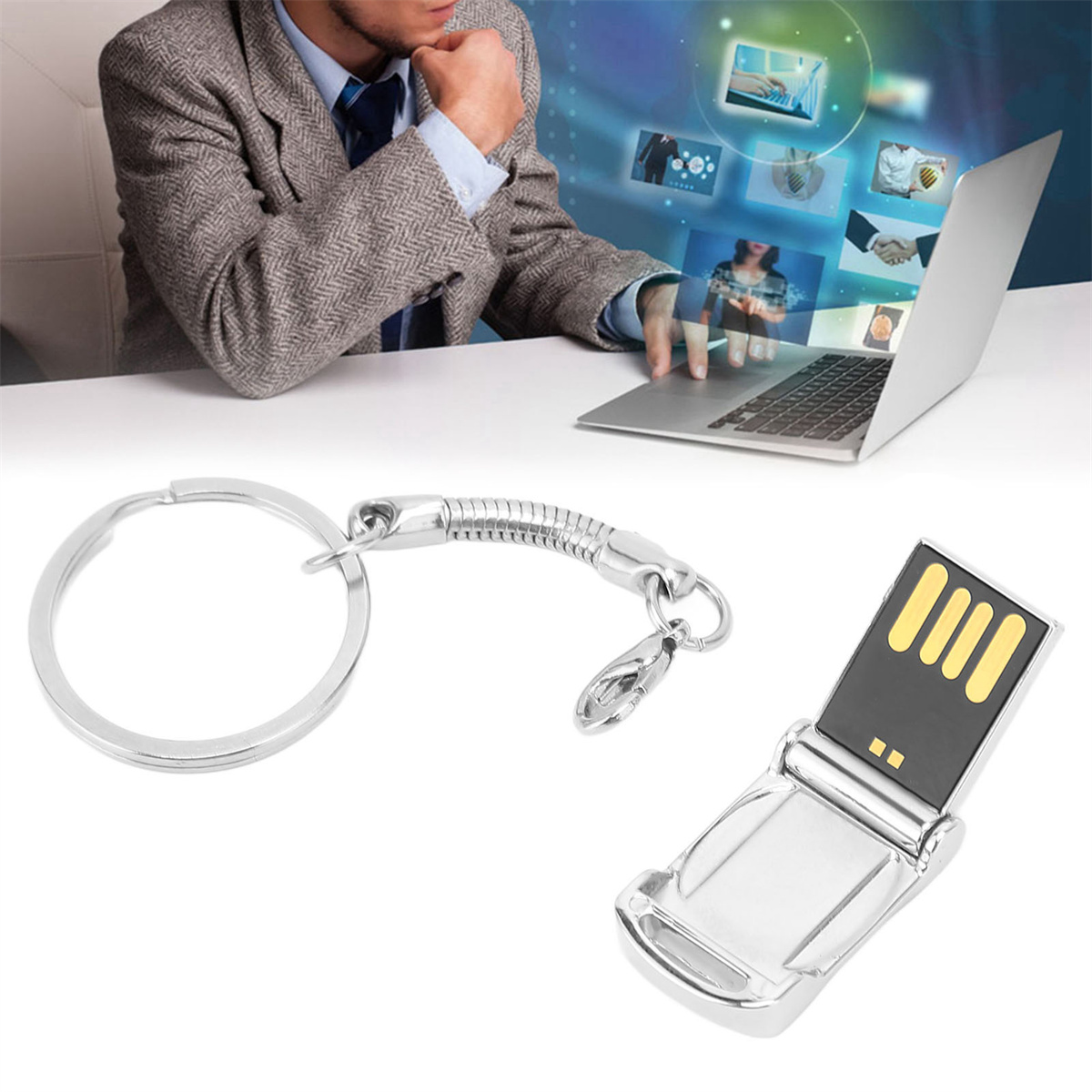 Eine Person benutzt einen Laptop. Darunter ein USB-Stick und ein Schlüsselanhänger. Weißer Hintergrund.