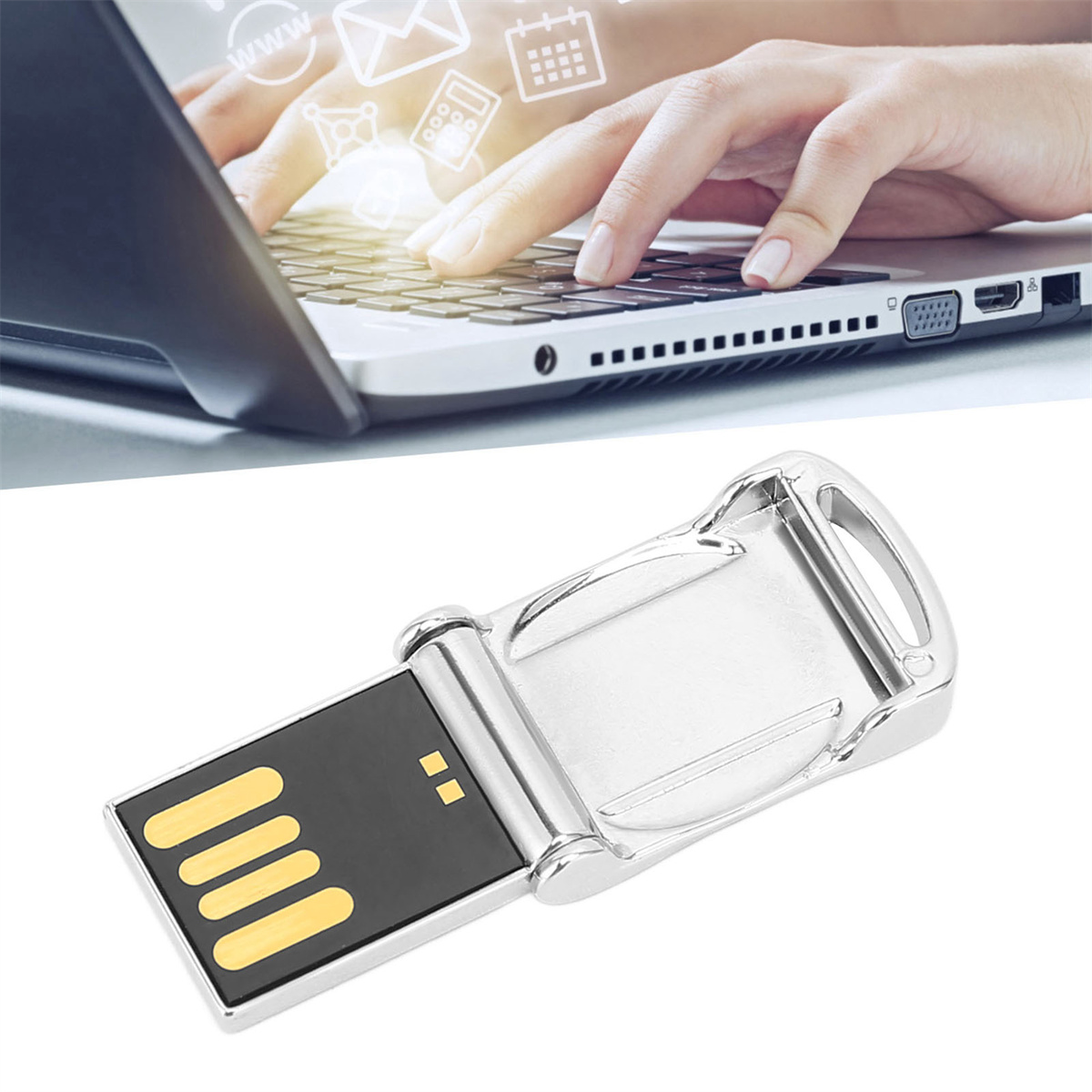 Ein Laptop und ein silberner USB-Stick mit offenem USB-Ende.