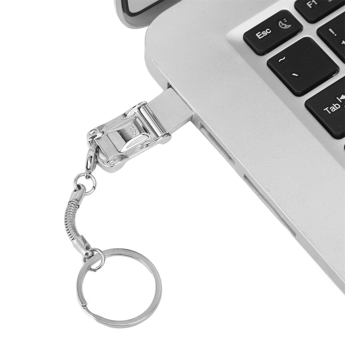 Silberner USB-Stick in Form eines Autos, der in einen Laptop eingesetzt ist. Ein Schlüsselanhänger hängt herunter.