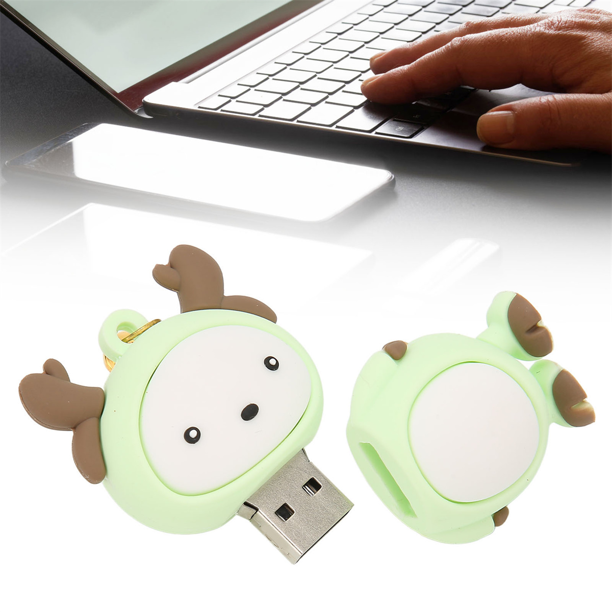 Zwei grüne USB-Sticks in Hirschform. Einer ist an einen Laptop angeschlossen. Der andere liegt auf weißem Untergrund.