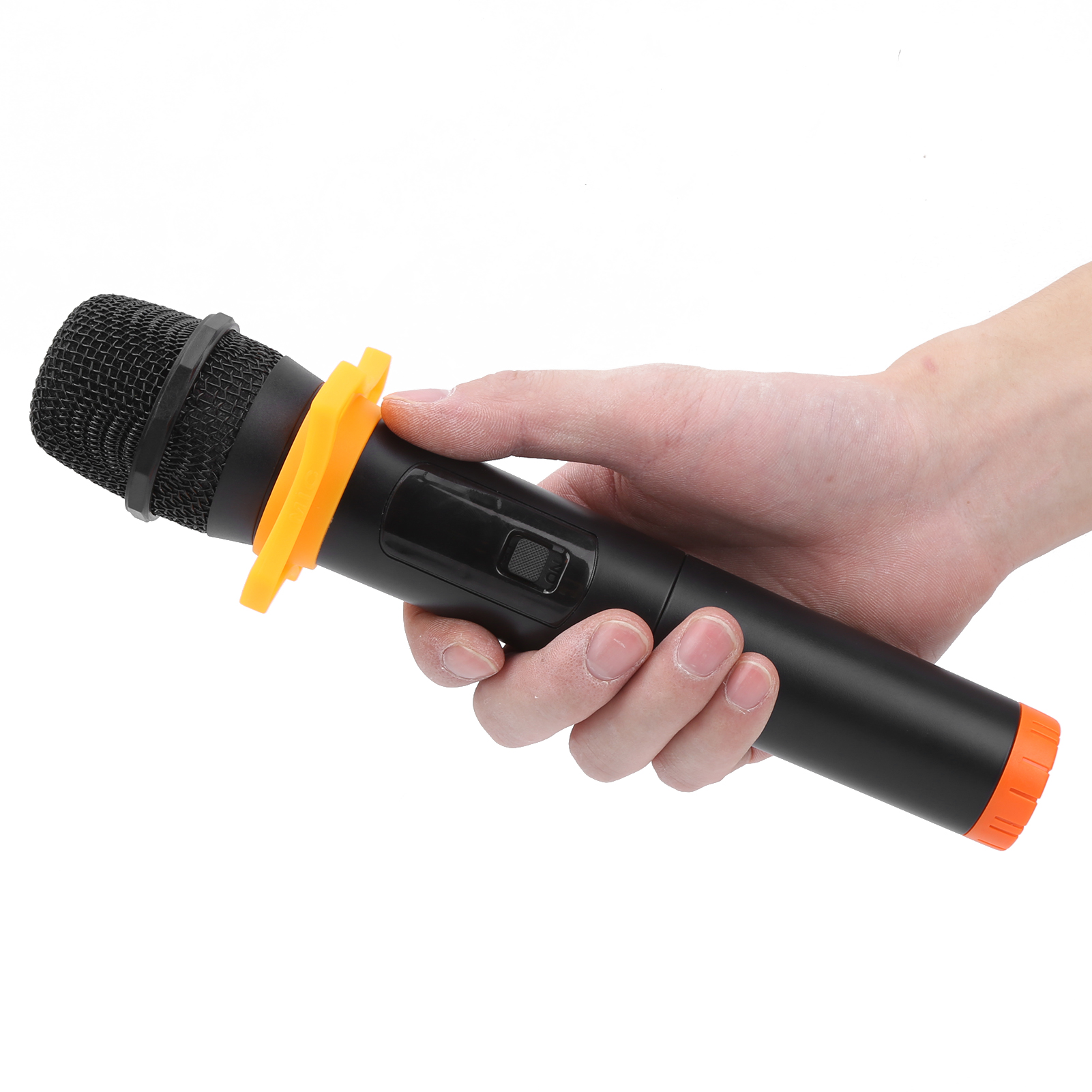Schwarzes Mikrofon mit orangefarbenem Ring in jemandes Hand.