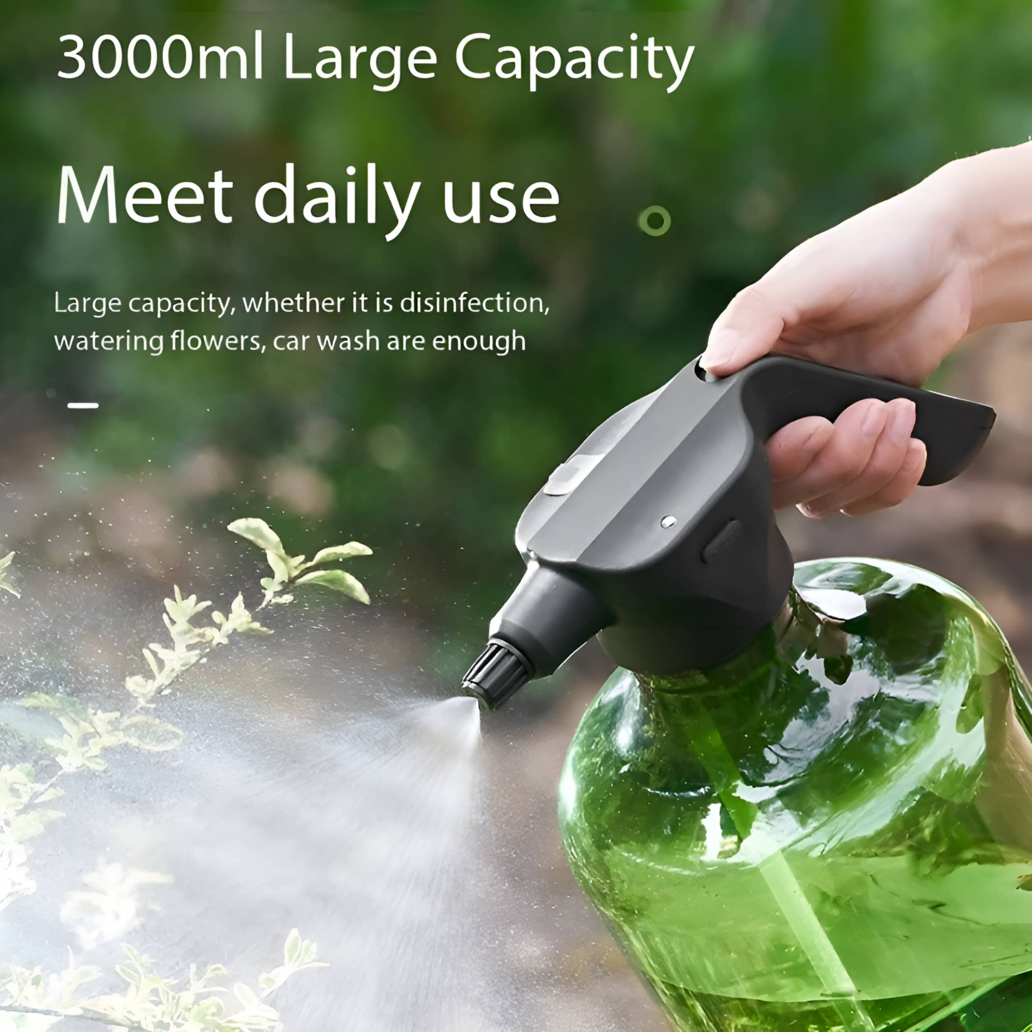 Eine Person sprüht Wasser aus einer grünen Flasche. Der Text lautet "3000ml Large Capacity".