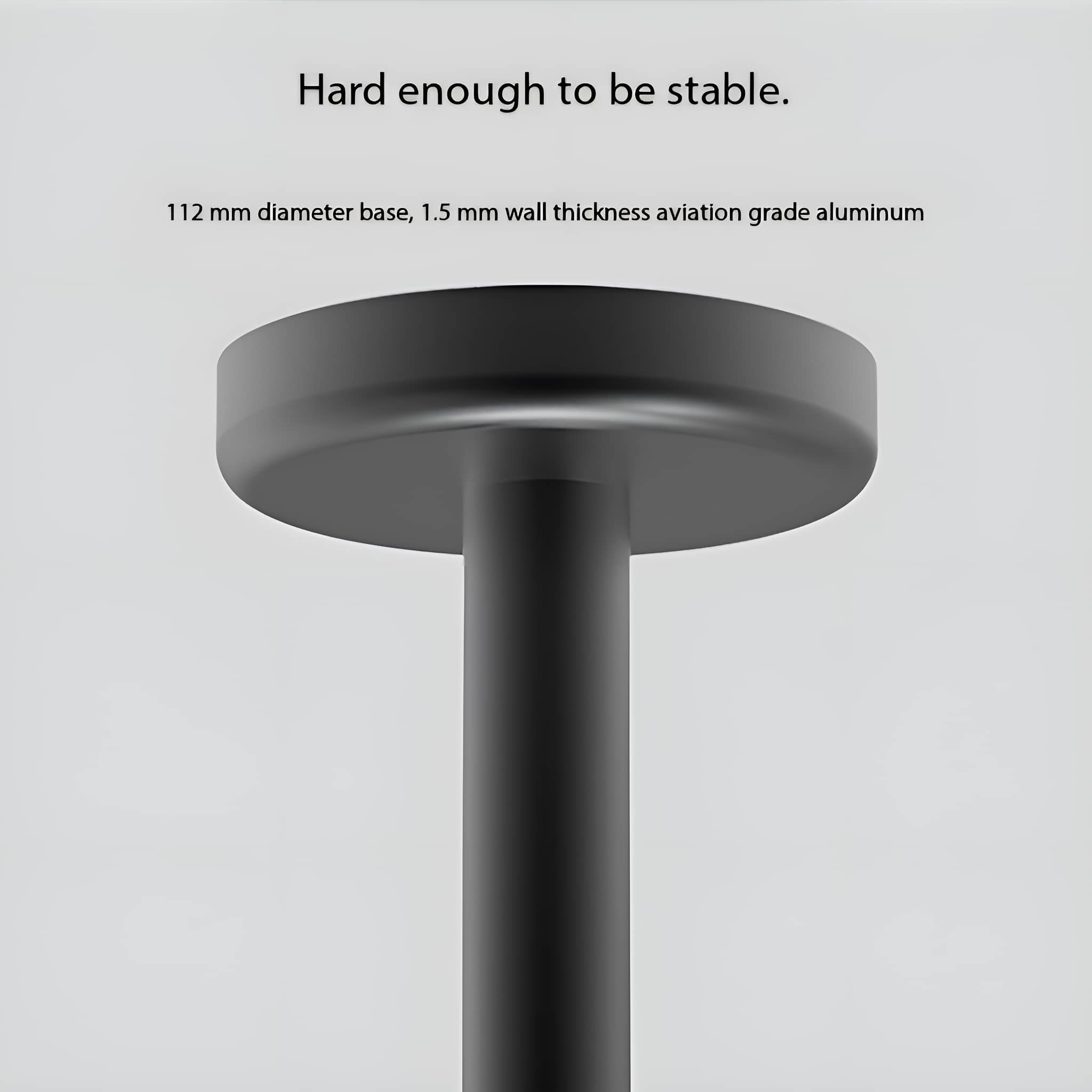 Oberteil einer schwarzen zylindrischen Struktur. Text: Hart genug. Basis: 112mm, Aluminium.
