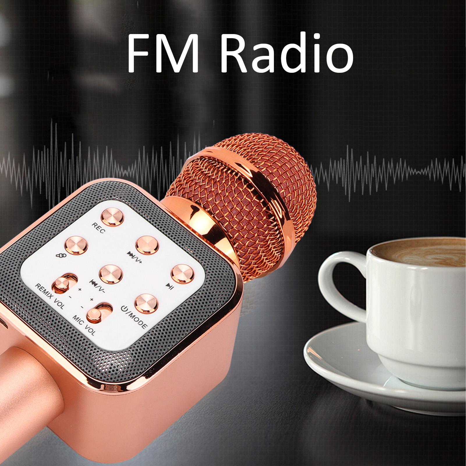 Ein roségoldenes Mikrofon mit Bedienelementen, eine Tasse Kaffee und die Worte 'FM Radio'.
