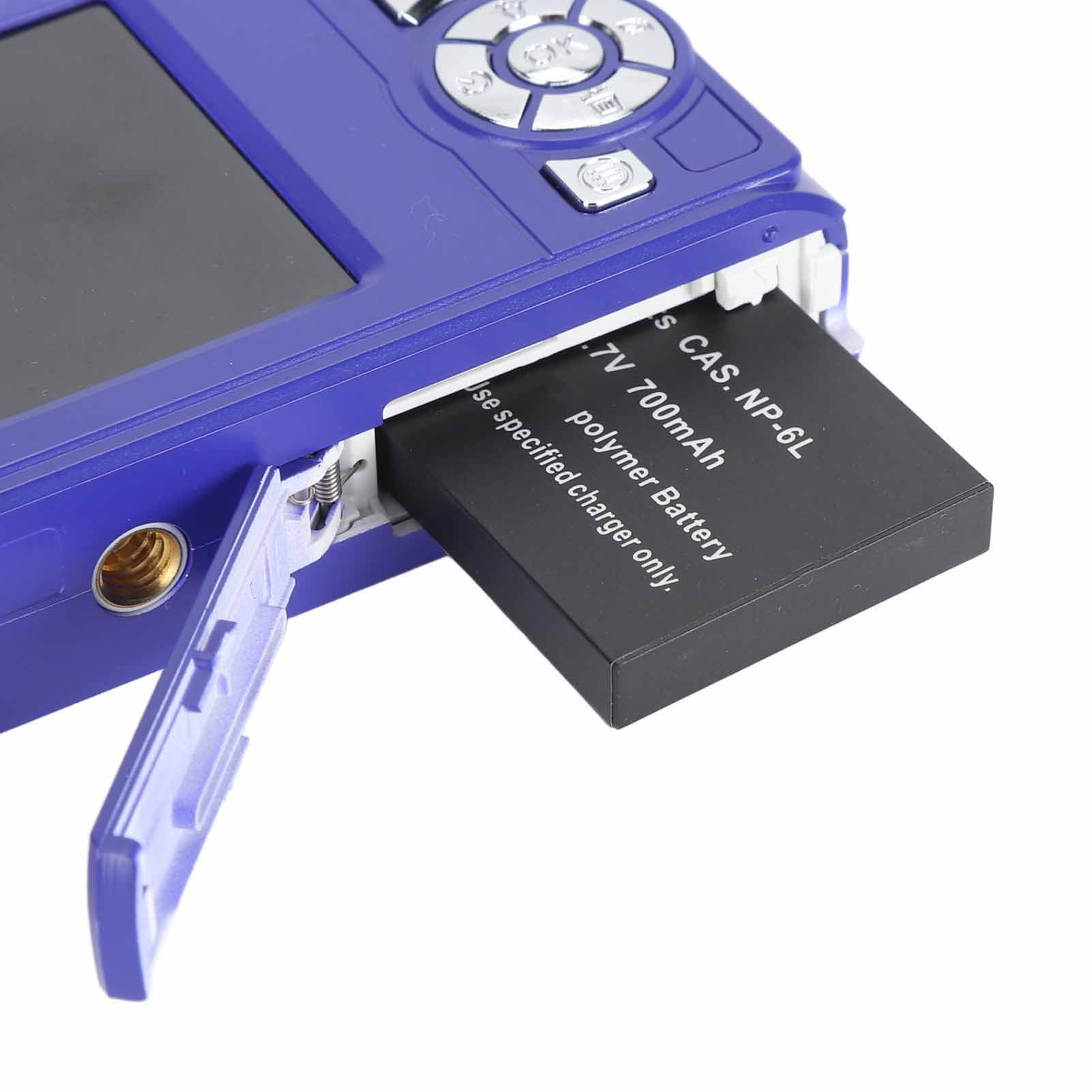 Eine blaue Digitalkamera, in die eine schwarze Batterie eingesetzt wird.