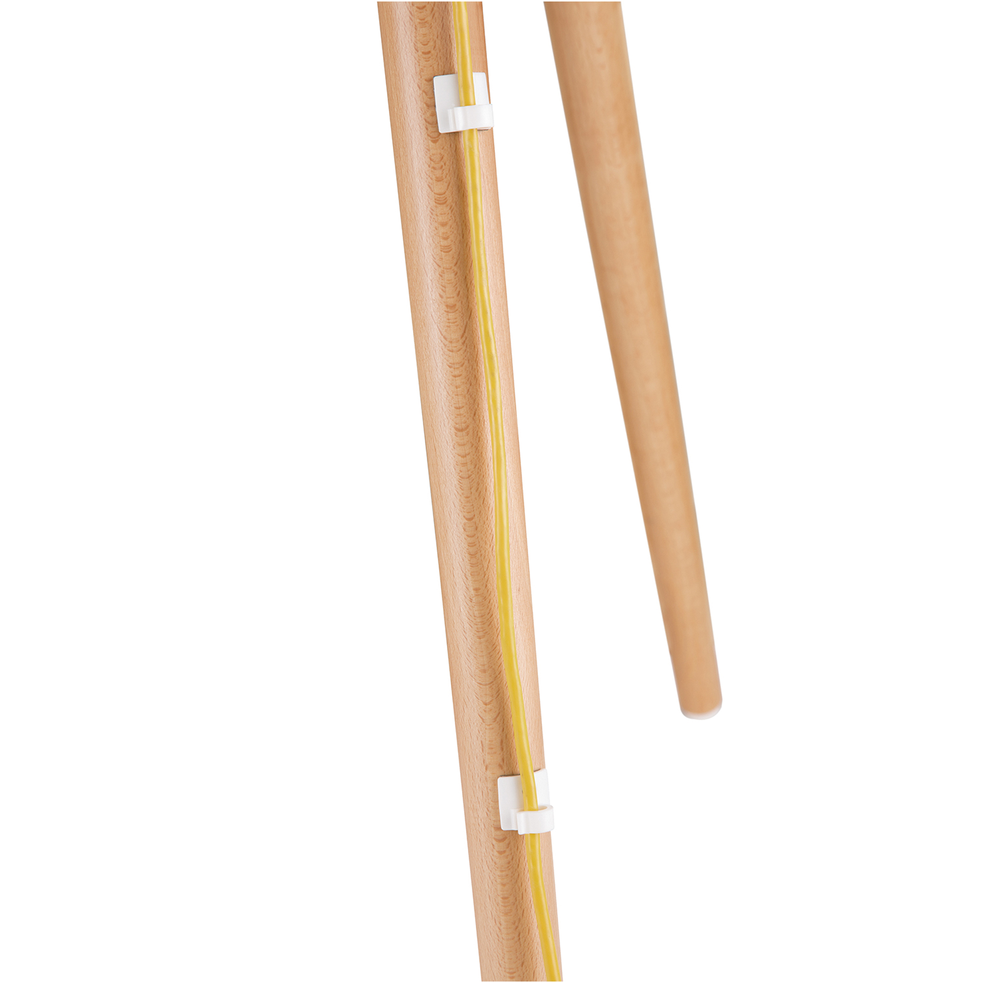 Holztischbeine, gelbes Kabel in Clips, weißer Hintergrund. Der Fokus liegt auf Beinen und Kabel.