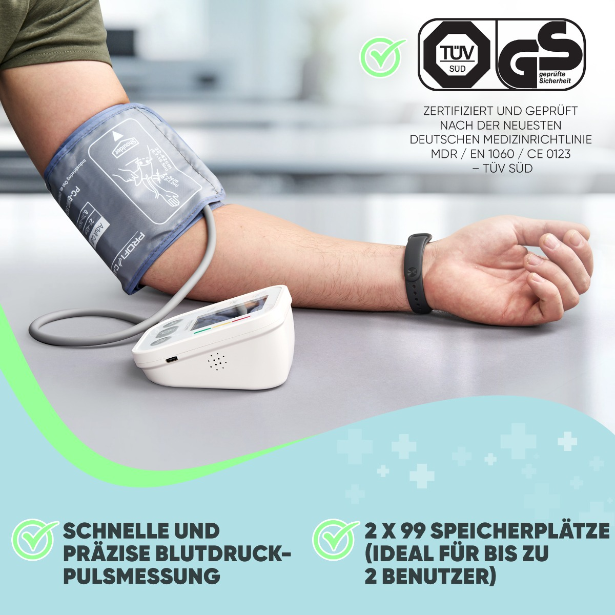 Der Arm einer Person mit einem Blutdruckmessgerät. Im Hintergrund befinden sich einige Texte und Logos.