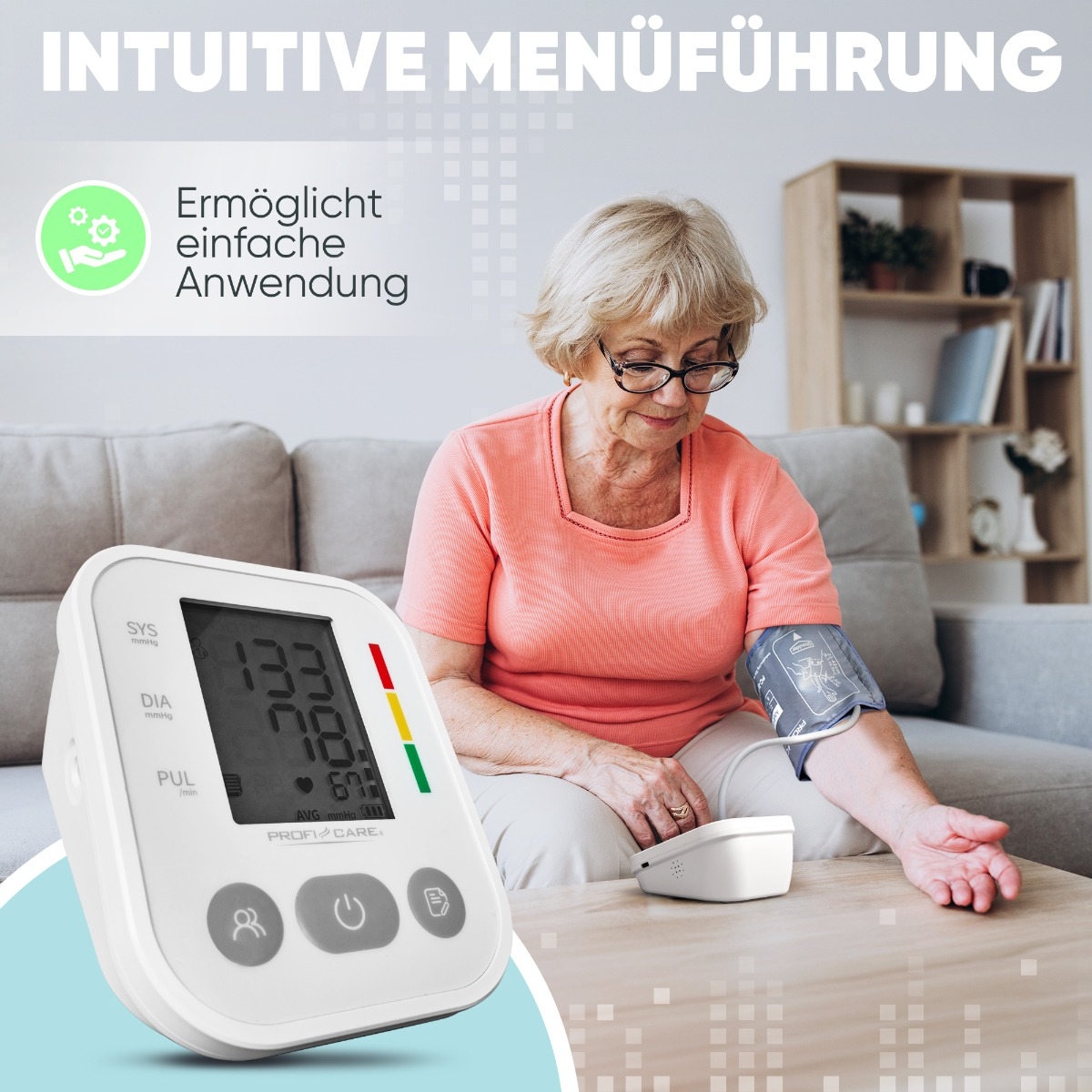 Eine ältere Frau misst ihren Blutdruck mit einem digitalen Monitor. Der Monitor zeigt Messwerte.
