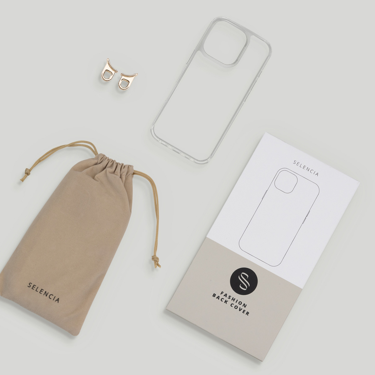 Een telefoonhoesje, een tas en twee gouden oortelefoonaccessoires op een wit oppervlak.