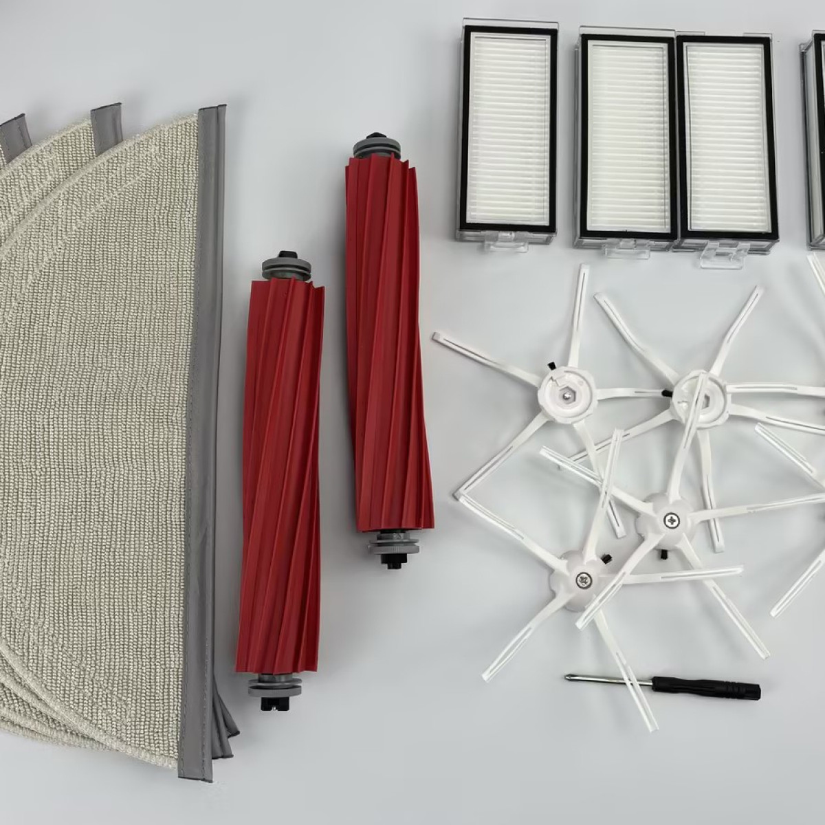 Zestaw środków czyszczących do robota odkurzającego. Obejmuje szczotki, filtry i nakładki czyszczące.